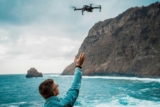 Kolik stojí řidičák na dron: Velký přehled cen a poplatků pro rok 2026