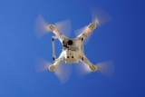 Jak vybrat dron s kamerou: Průvodce pro fotografy a videotvůrce v roce 2026