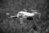 Koupit dron jako dárek k narozeninám: Průvodce pro rodiče budoucích pilotů